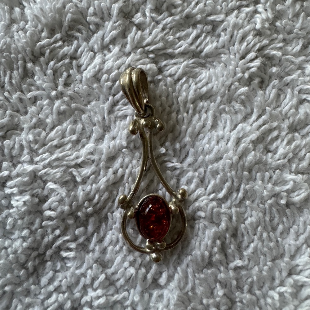 Elegant Silver Pendant with Amber stone